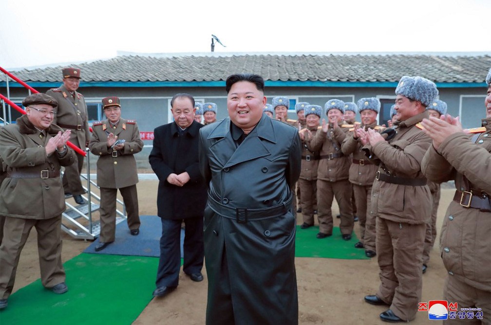 Líder norte-coreano Kim Jong-un inspeciona teste de sistema de lançamento de foguetes  — Foto: KCNA via KNS / AFP