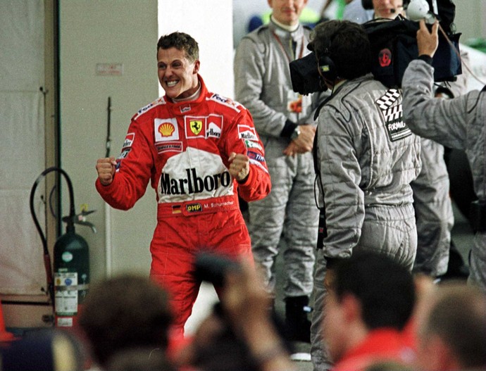 O alemão Michael Schumacher não esconde a empolgação após a conquista de seu tricampeonato (Foto: Getty Images)