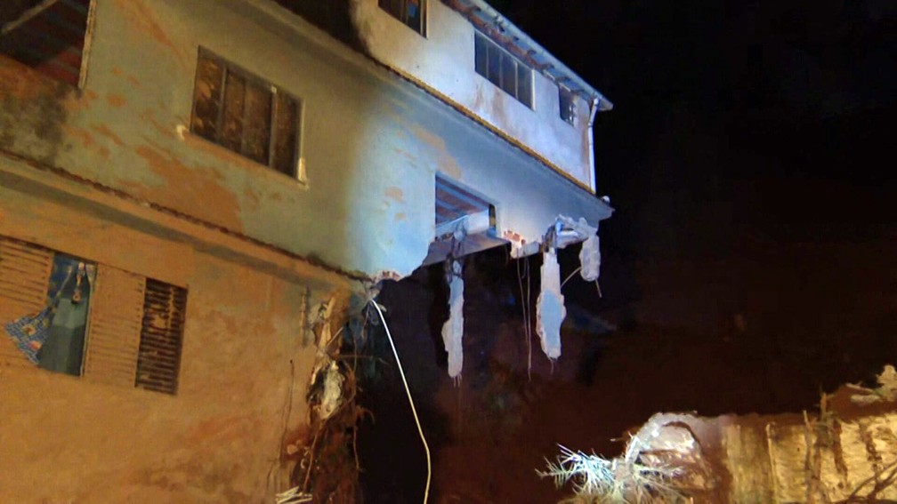 O que restou de uma casa na Vila Felipe pode desabar a qualquer momento — Foto: Reprodução/TV Globo