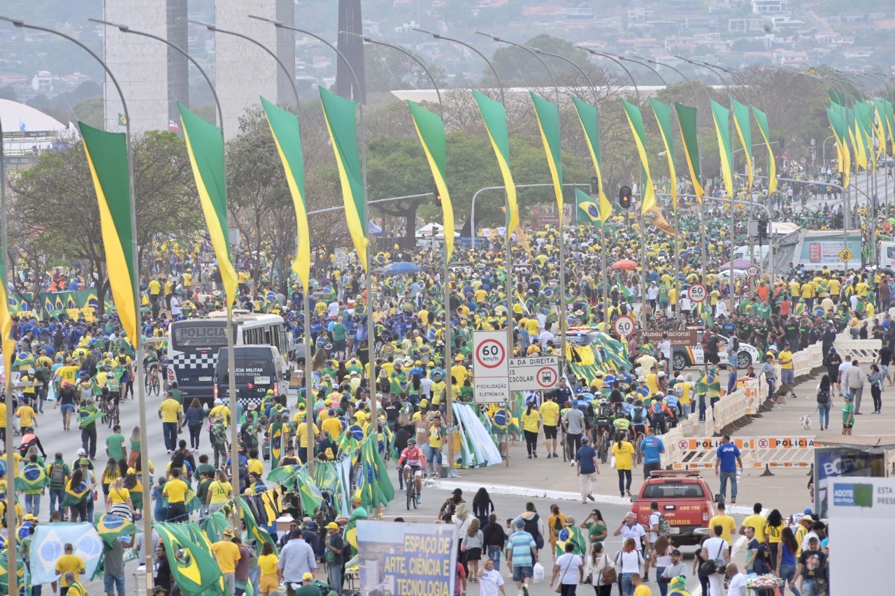 Apoiadores do governo Jair Bolsonaro chegando na Esplanada dos Ministérios, durante o Desfile de 7 de Setembro — Foto: Cadu Gomes/Agência O Globo