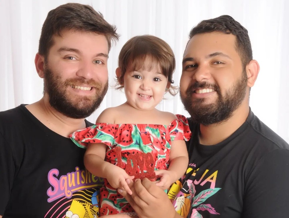 Na foto, Jean Carlos Ocampo, pai de Sophia de Jesus Ocampo, ao meio, e Igor de Andrade, padrasto da vítima — Foto: Reprodução