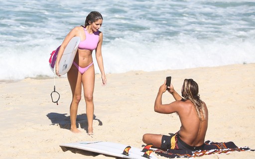 Isabella Santoni surfa e é fotografada pelo namorado