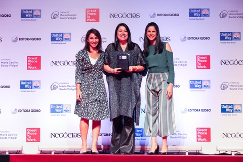 Vanessa Lobato, vice-presidente de recursos humanos do Santander, recebe o prêmio GPTW 2019 para a primeira infância. O banco foi o 6º colocado nessa categoria