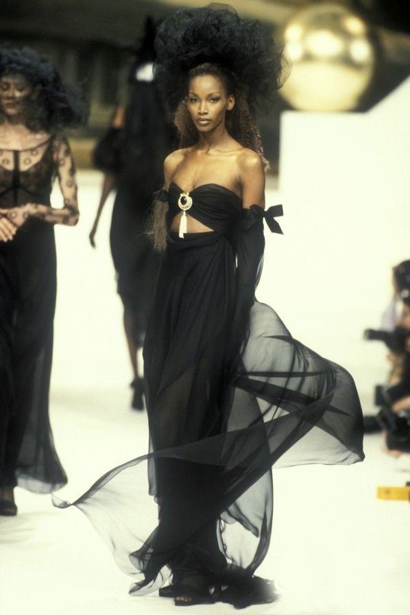 Chanel - verão 1994 alta-costura (Foto: Reprodução)
