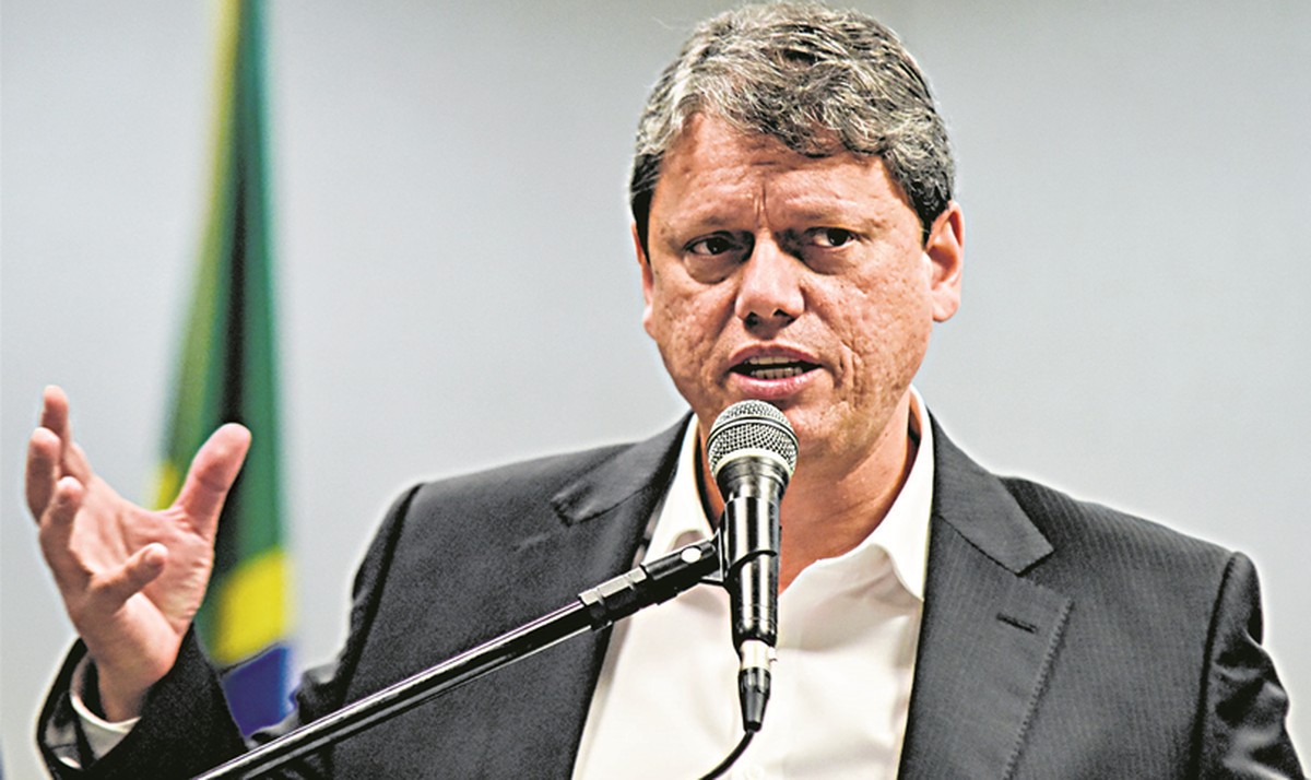 Tarcísio muda de ideia e decide ir à reunião de governadores com Lula