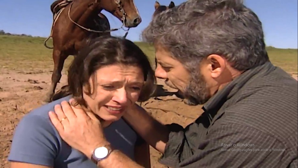 Sílvia (Eliete Ciarini) é salva por Pedro (José Mayer) e tem certeza que é odiada por Íris (Deborah Secco), em 'Laços de Família' — Foto: TV Globo