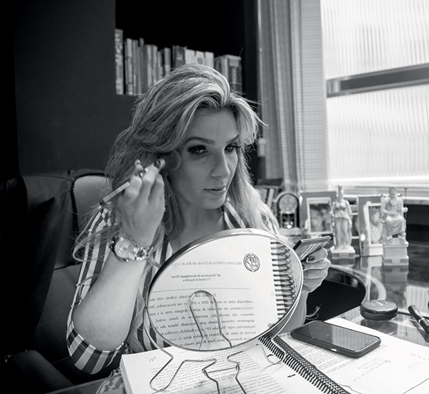 Flávia se maquia em seu escritório para as fotos deste perfil (Foto: Rosilene Miliotti)