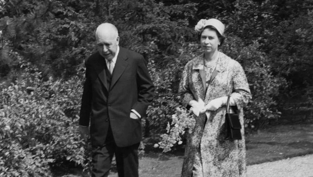 A rainha Elizabeth 2ª em visita a Niels Bohr em 1957 (Foto: GETTY IMAGES via BBC)