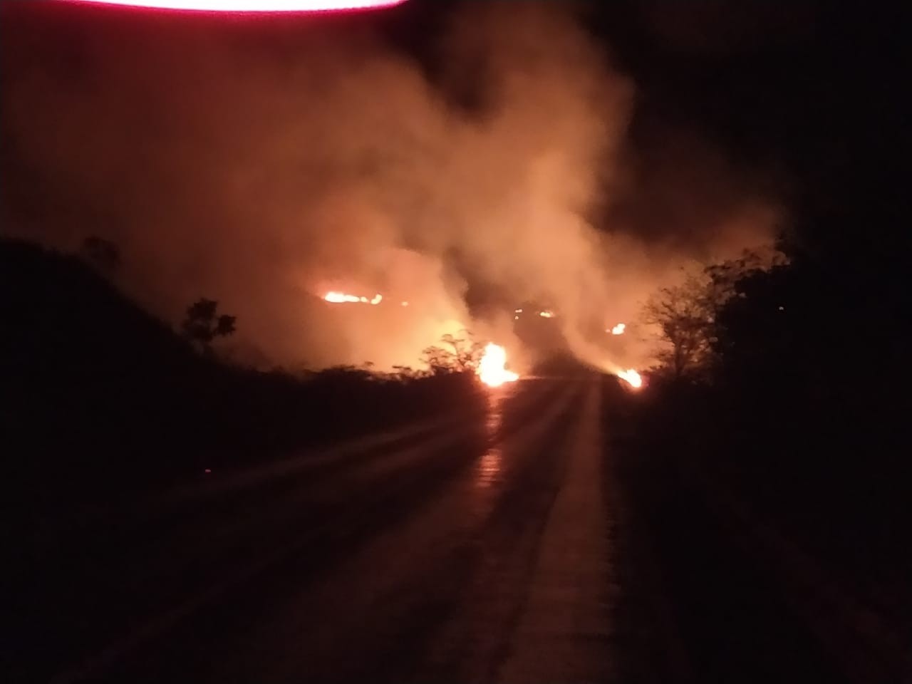 Bombeiros combatem incêndio de grande proporção na BR-251, na Serra de Francisco Sá