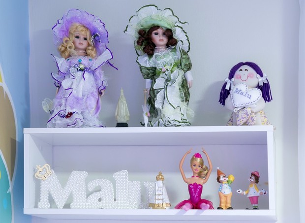 No detalhe, o nicho exibe algumas das bonecas da menina (Foto: Eric Romero/Divulgação)