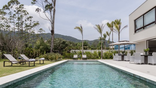 Casa de praia com 750 m² tem piscina ampla e revestimentos práticos