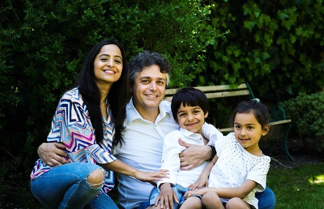 Dr. Alessandro Giardini e sua família (Foto: NHS Blood and Transplant)