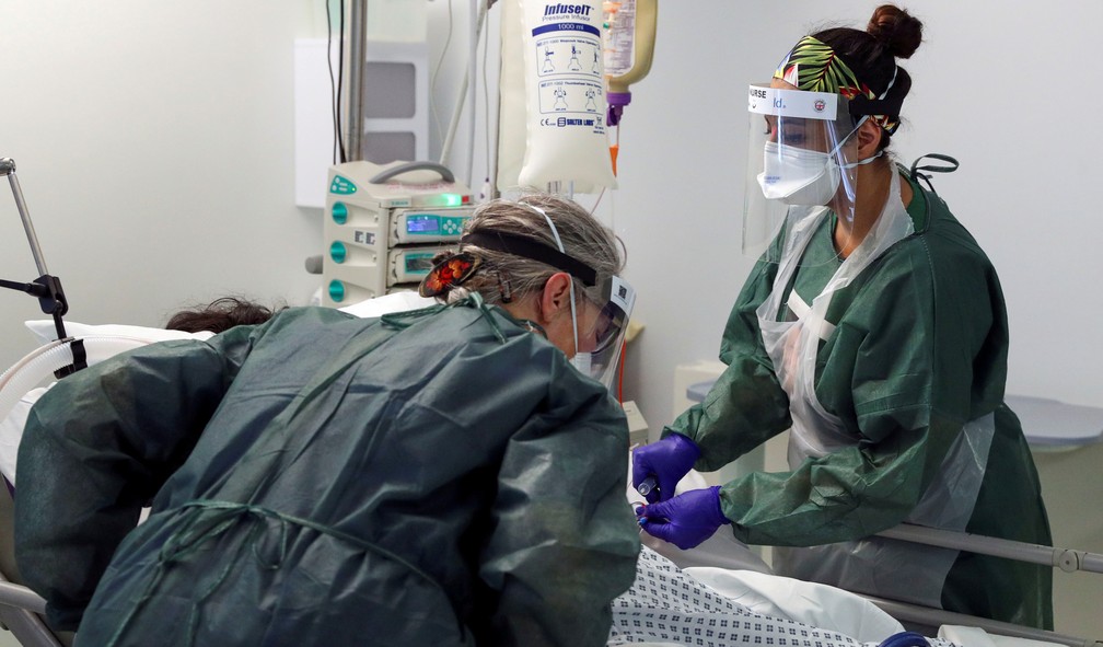 Enfermeiras cuidam de paciente em UTI para pacientes com Covid-19 em Surrey, na Inglaterra, no dia 22 de maio. — Foto: Steve Parsons/Pool via Reuters