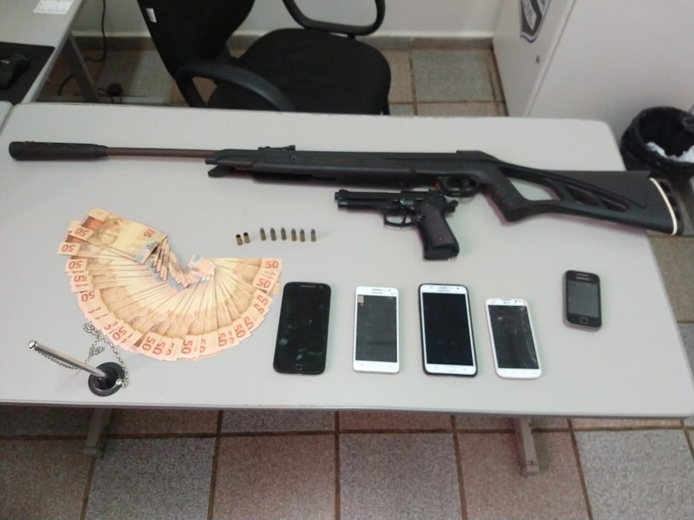 Na casa do suspeito, os policiais encontraram munições, uma arma e dinheiro falso — Foto: Polícia Civil/Divulgação