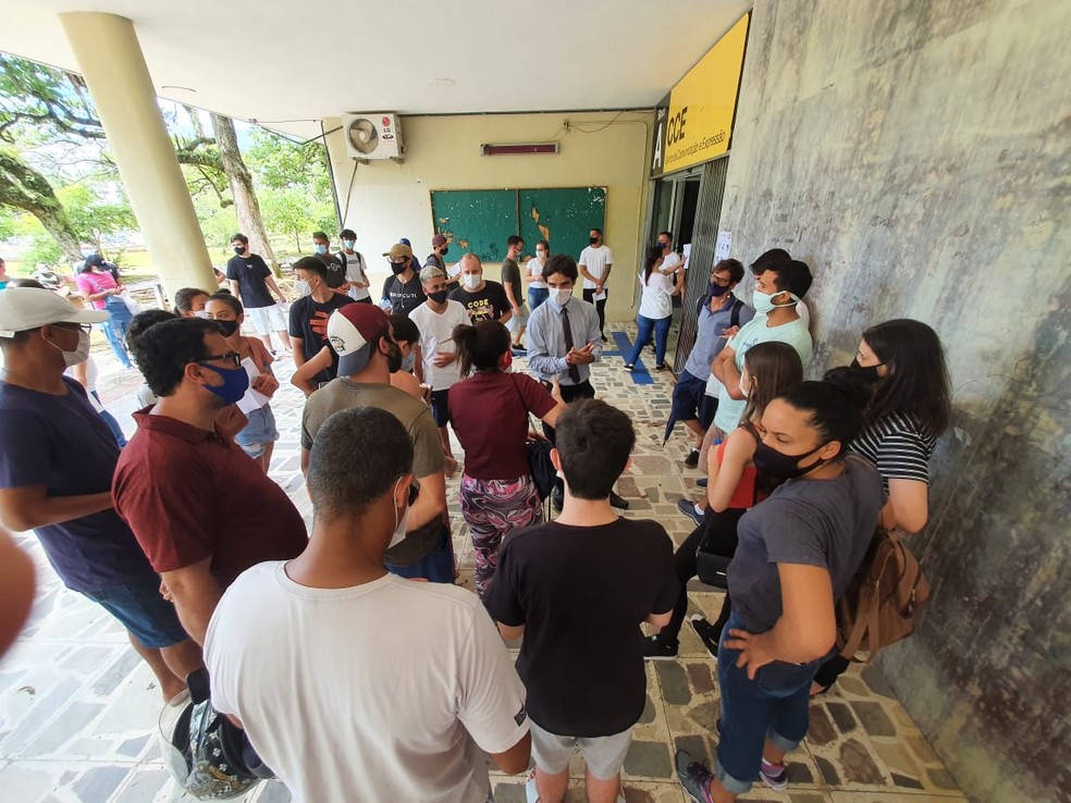 Em SC, candidatos foram impedidos de entrar na sala de prova porque elas já estavam lotadas. — Foto: Diorgenes Pandini/NSC