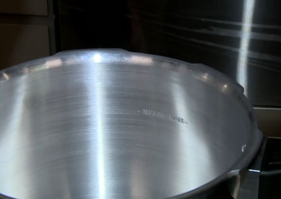 Dentro da panela de pressão tem um indicador do limite máximo para colocar os ingredientes sem risco de acidentes — Foto: Reprodução/EPTV