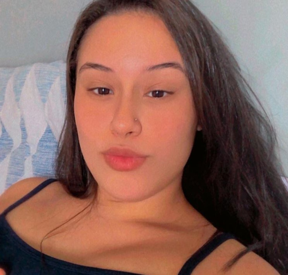 Carolina dos Santos Oliveira morreu após levar choque de churrasqueira elétrica em Araraquara — Foto: Reprodução/Facebook