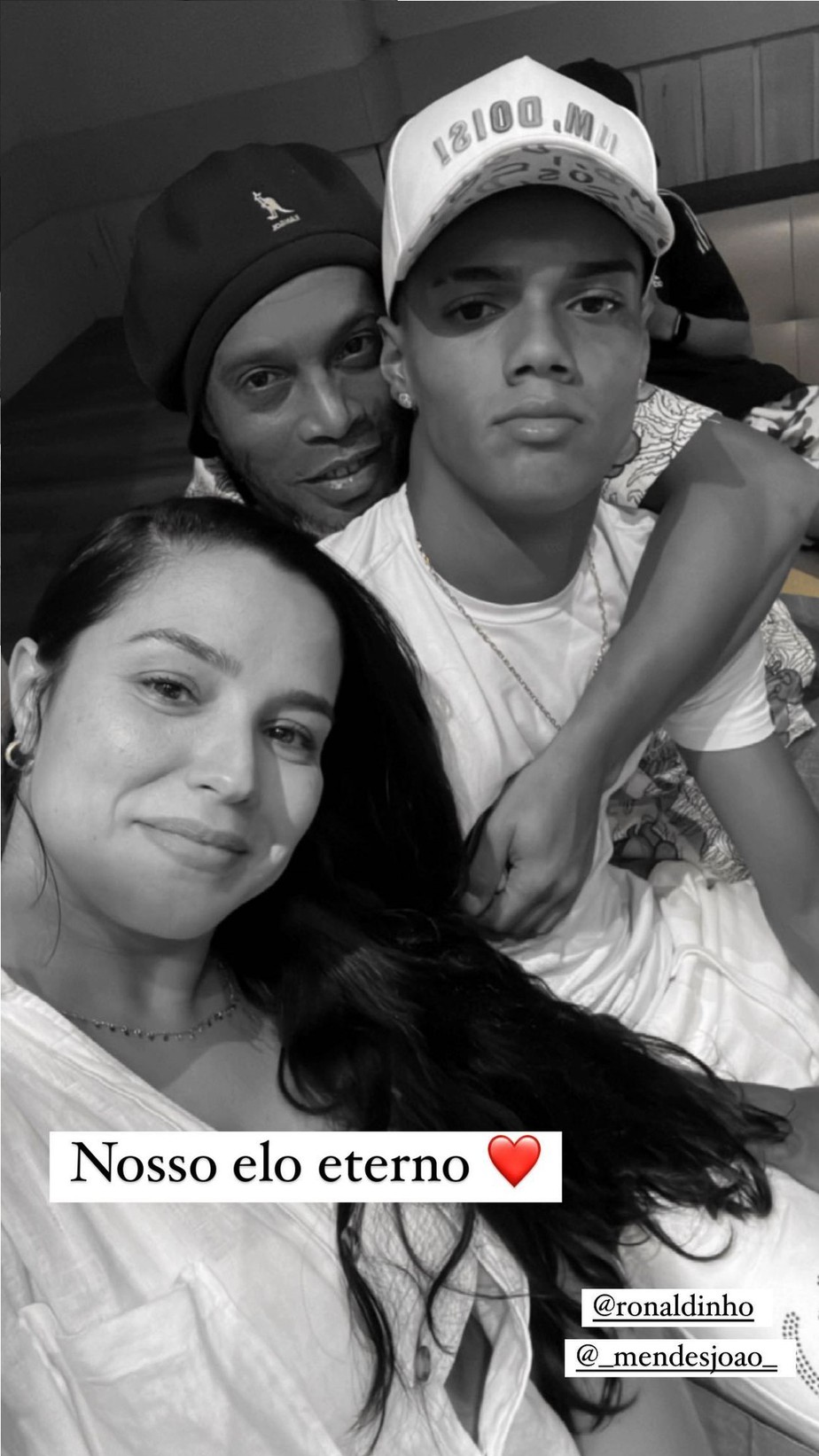 Ronaldinho Gaúcho visita filha em BH e posa com ele e a ex
