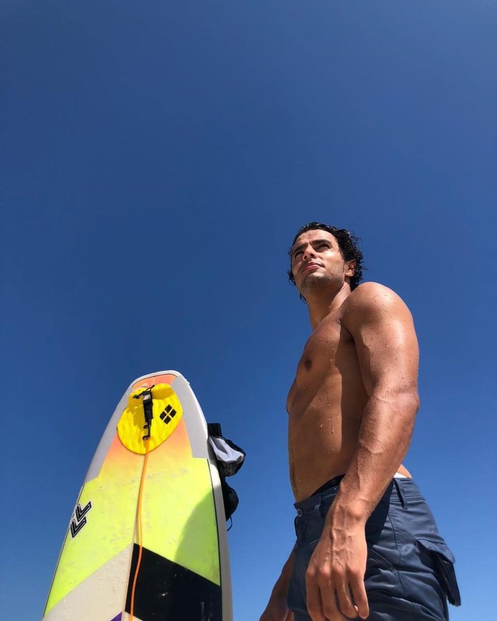 Matheus Abreu é fã de atividades ao ar livre, como o surfe — Foto: Reprodução/Instagram