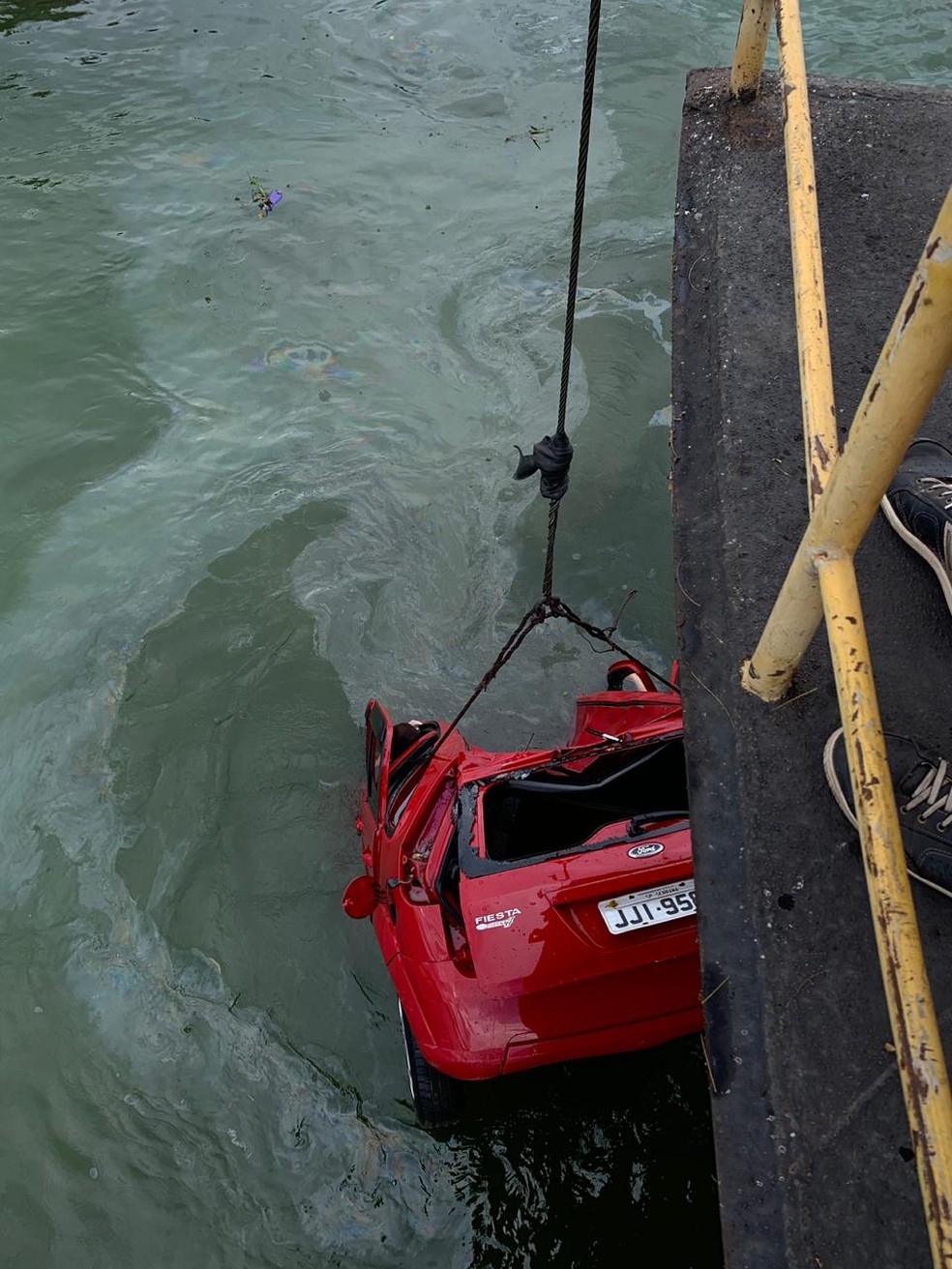 Carro foi retirado do rio com ajuda de um barco em Pongaí (SP) — Foto: J. Serafim/Arquivo Pessoal