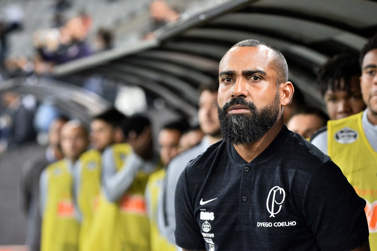 Timão ainda não busca novo técnico e espera ganhar fôlego com Coelho