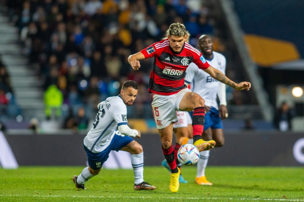 Ayrton Lucas em campo contra o Al Hilal — Foto: Marcelo Cortes/Flamengo