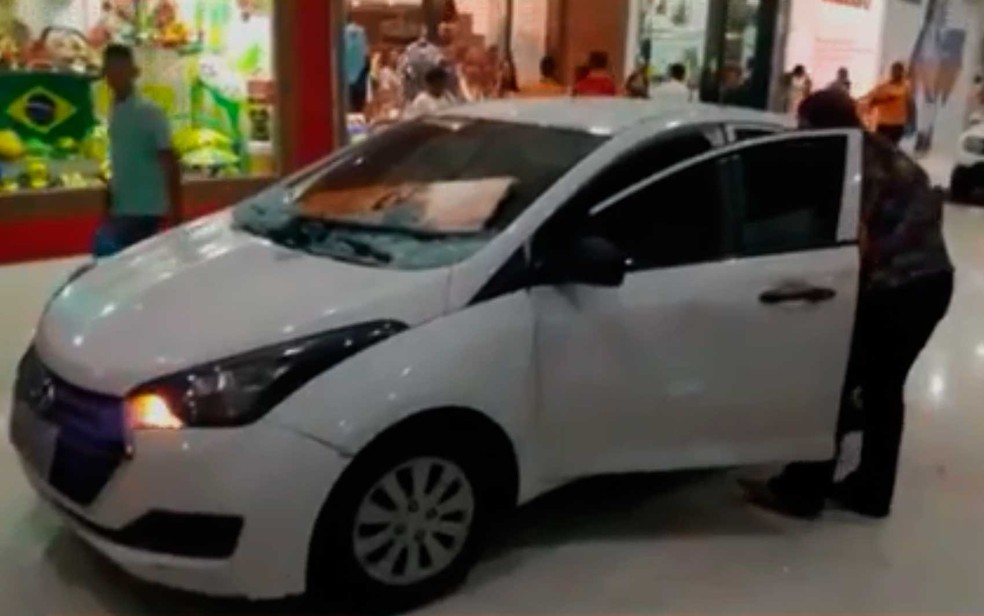 Carro quebra porta de vidro e invade shopping em Salvador (Foto: ReproduÃ§Ã£o/TV Bahia)