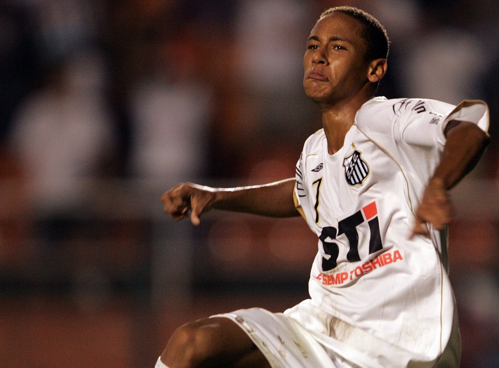 Neymar comemora primeiro gol pelo Santos, contra o Mogi Mirim, em 2009 — Foto: André Lessa/Estadão Conteúdo
