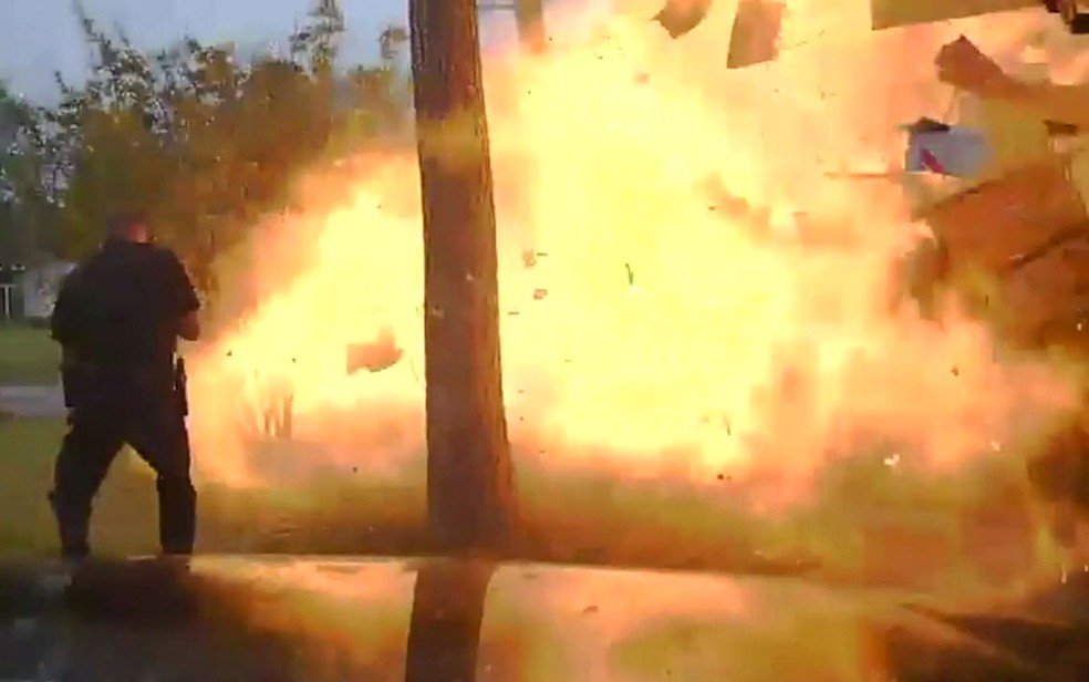 O momento em que uma casa explode em frente Ã  cÃ¢mera da polÃ­cia (Foto: ReproduÃ§Ã£o/BBC)