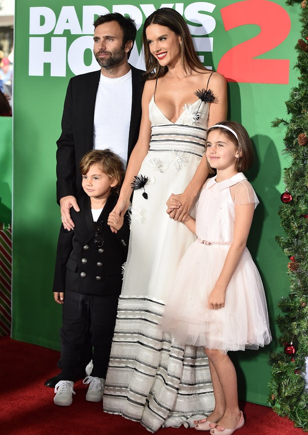 Alessandra Ambrosio com o marido, Jamie Mazur, e os filhos, Anja e Noah (Foto: Getty Images)