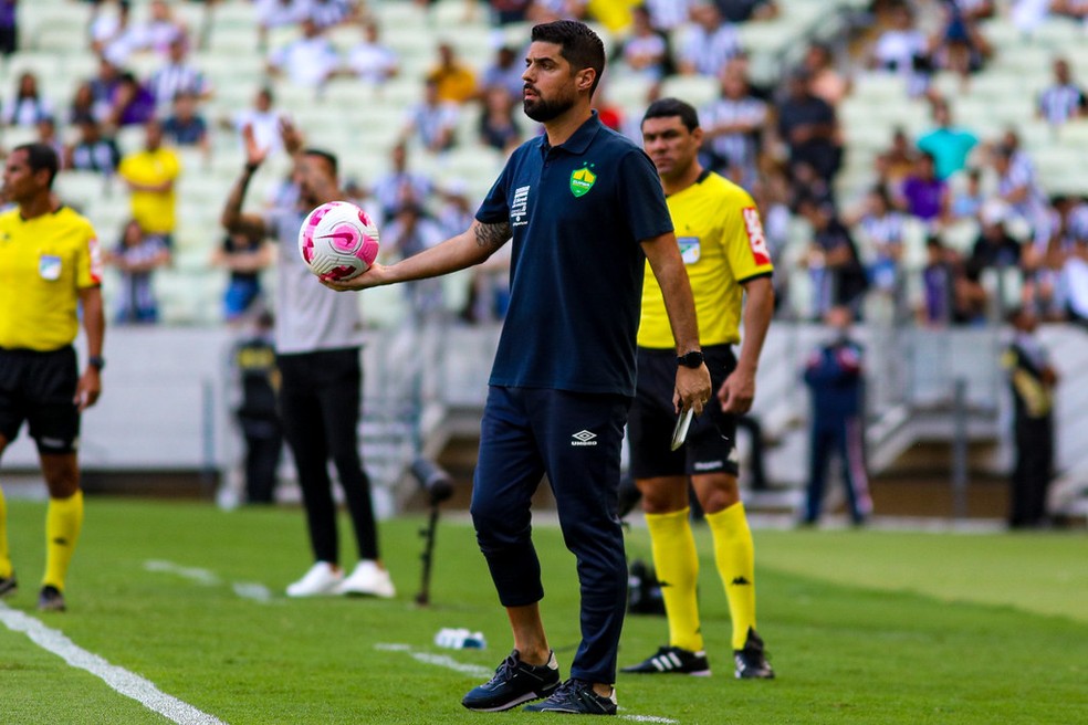António Oliveira, técnico do Cuiabá, contra o Ceará — Foto: AssCom Dourado