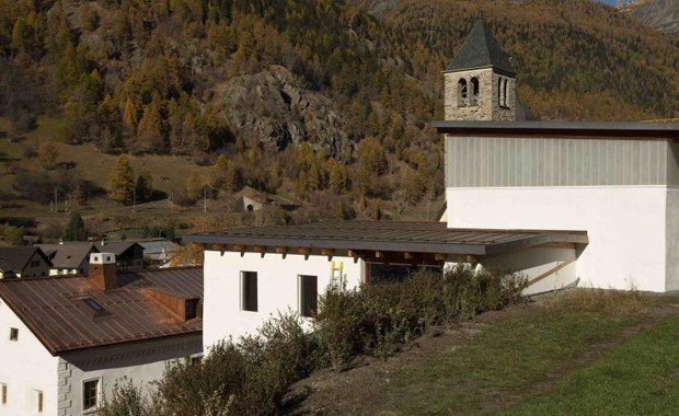 Novo museu na Suíça ocupa mosteiro abandonado em meio às rochas (Foto: Studio Stefano Graziani, Muzeum Susch, Art Stations Foundation CH/ Divulgação)