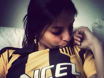Ana Luiza beija o escudo do Peñarol (Foto: Arquivo pessoal)