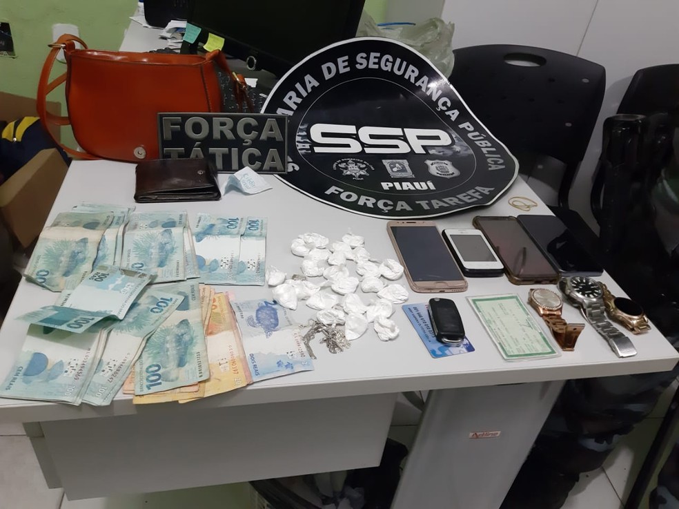Suspeitos foram presos tentando arremessar droga e celulares para dentro da Casa de Custódia — Foto: Divulgação/Polícia Militar