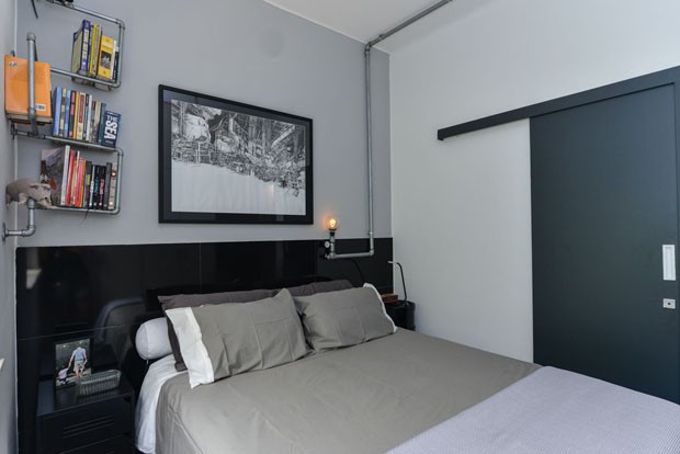 Parede preta e tijolos aparentes levam estilo industrial à apartamento de 80 m²  (Foto: Divulgação)