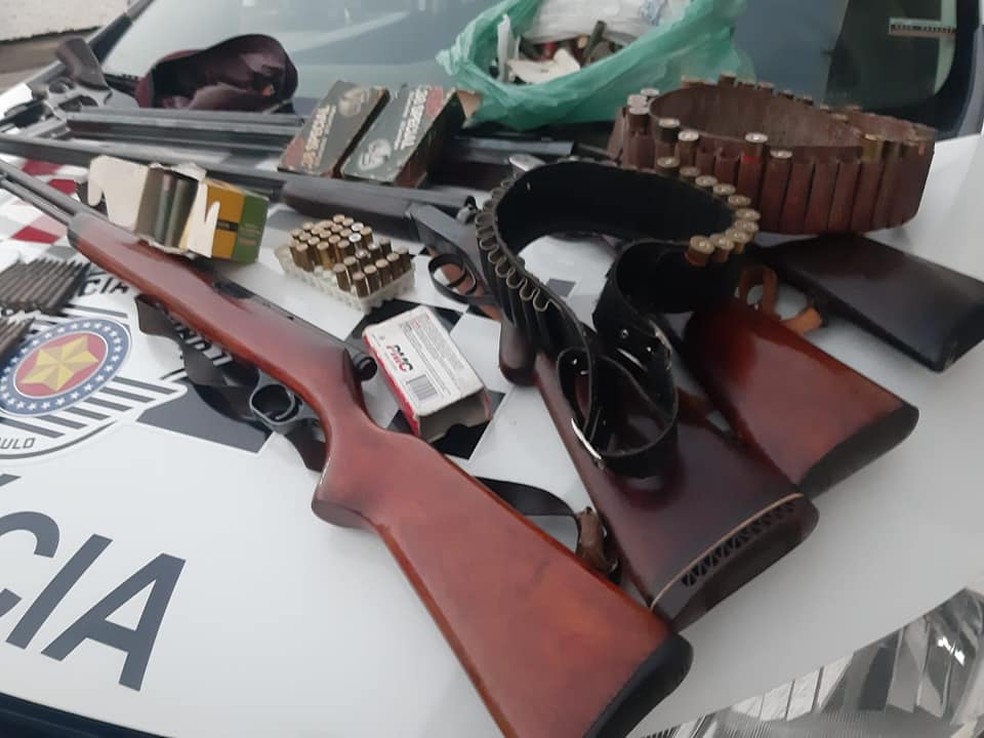 Homem &eacute; preso com armas de fogo em Itatiba &mdash; Foto: Divulga&ccedil;&atilde;o/Pol&iacute;cia Militar