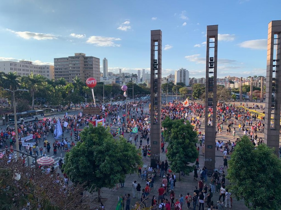 Protesto seguiu até a Praça da Estação, no centro de Belo Horizonte — Foto: André Junqueira/TV Globo