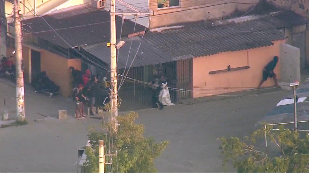 Criminosos se revezam no tiroteio na Cidade de Deus — Foto: Reprodução/TV Globo