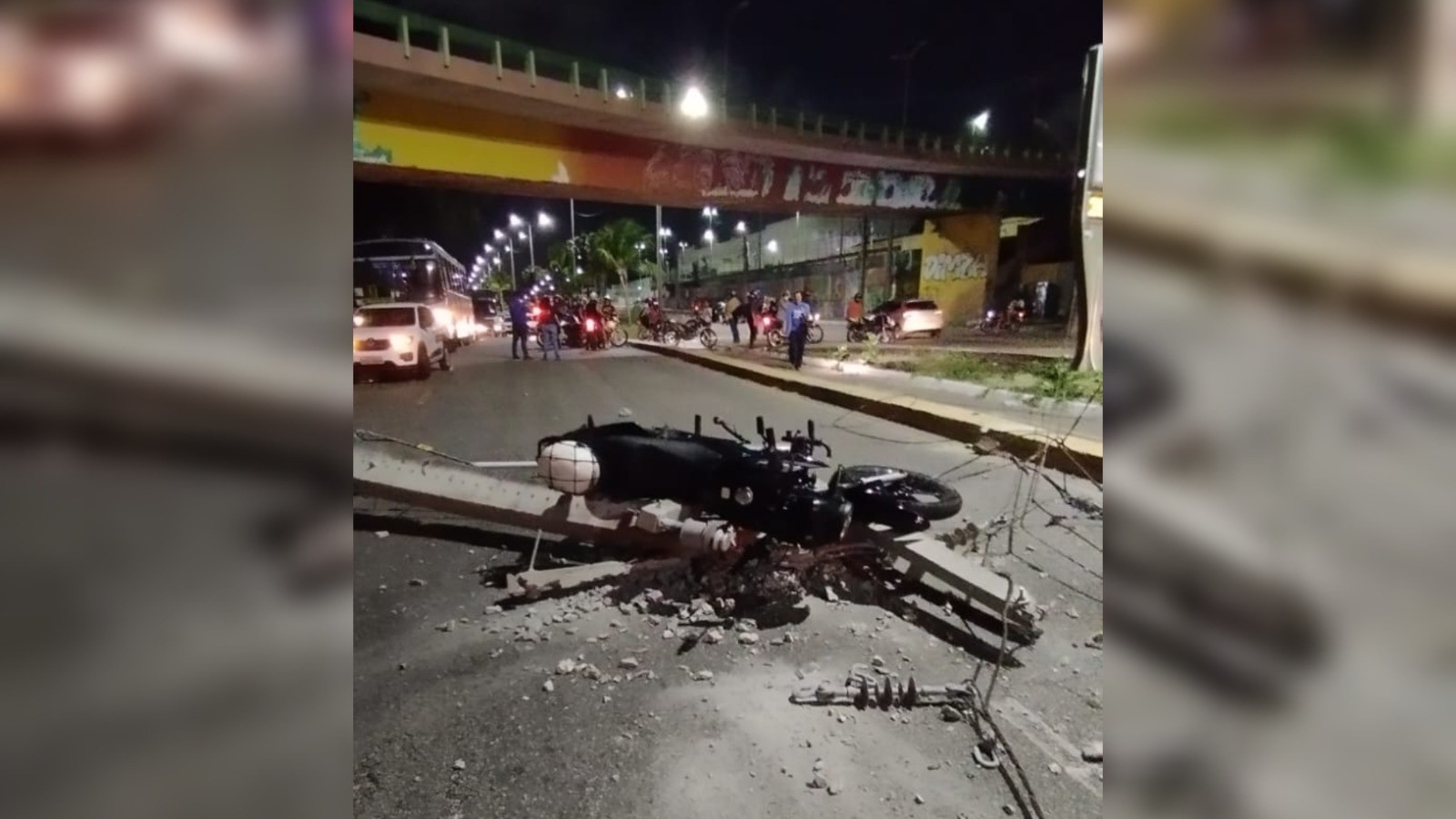 Após colisão, poste cai sobre motociclista, que morre em avenida de Fortaleza; VÍDEO