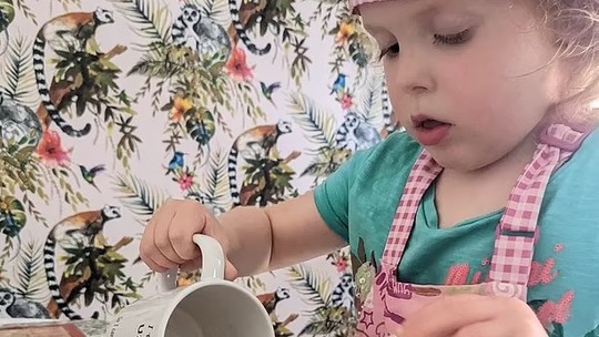 Menina de 5 anos com atraso de fala encontra sua voz na cozinha, ao se envolver com a confeitaria