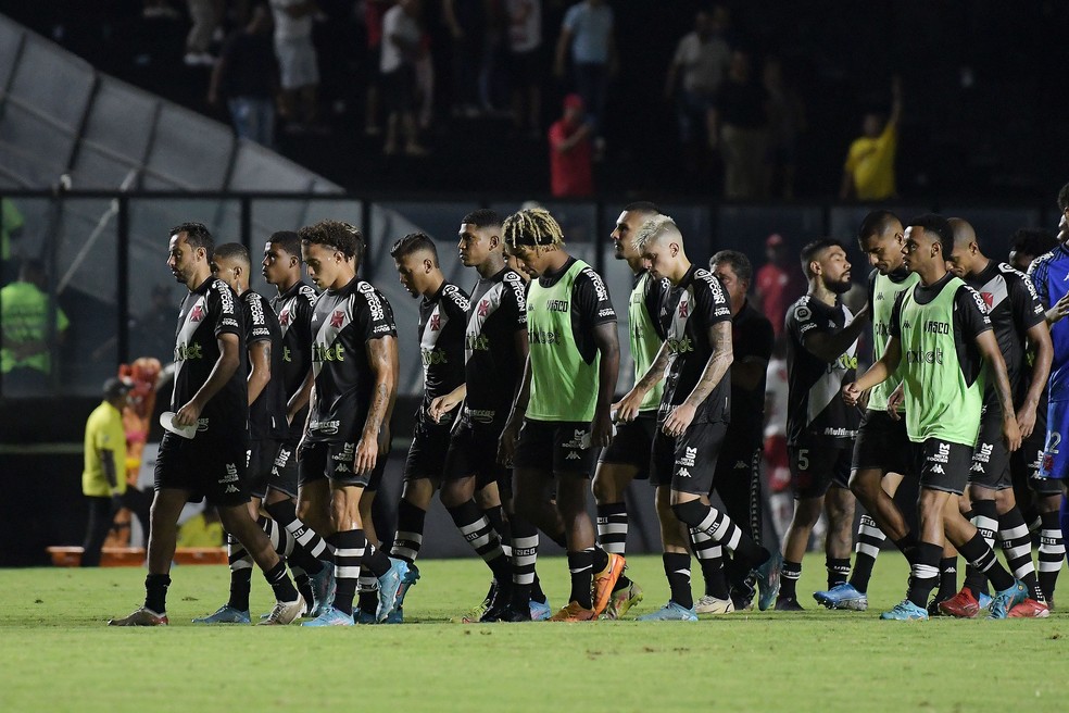Jogadores do Vasco deixam o campo após o empate em 1 a 1 contra o Vila Nova  — Foto: Alexandre Durão