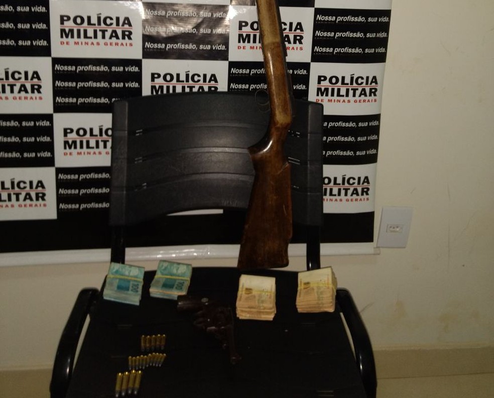 Foram apreendidos um revólver, um rifle, munições e recuperados R$ 20 mil, em Janauba (Foto: Polícia Militar/Divulgação)