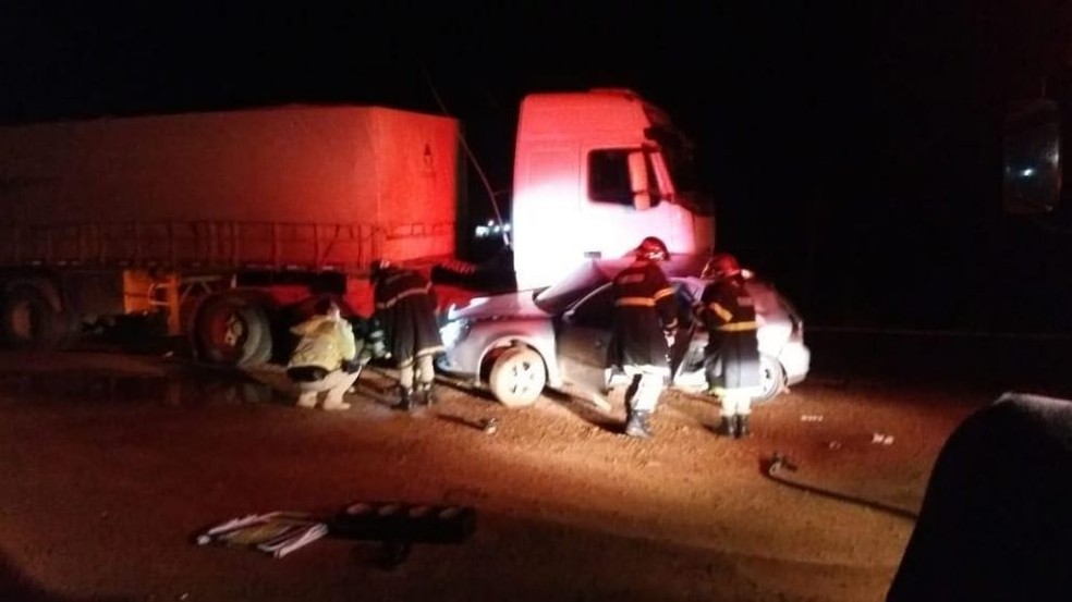 Carro rodou na pista, bateu em caminhão e 3 jovens morreram na BR-163 — Foto: Divulgação