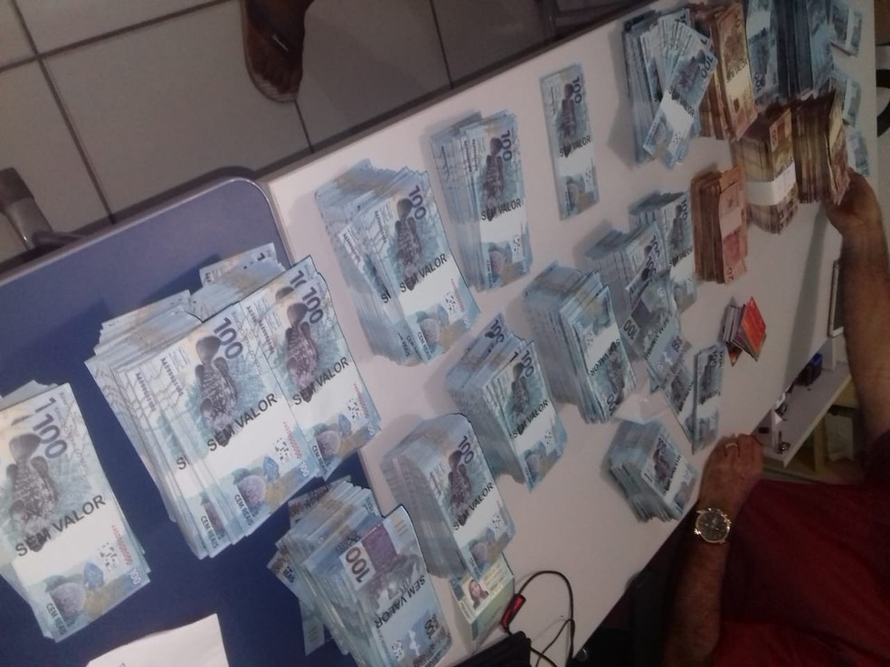 Segundo o delegado, as notas estÃ£o carimbadas  â€” Foto: DivulgaÃ§Ã£o/PolÃ­cia Civil