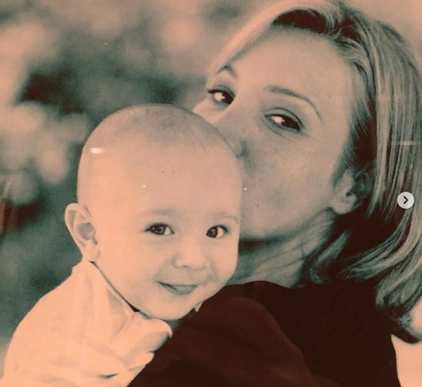 A atriz Lisa Kudrow em foto antiga, com o filho ainda bebê (Foto: Instagram)
