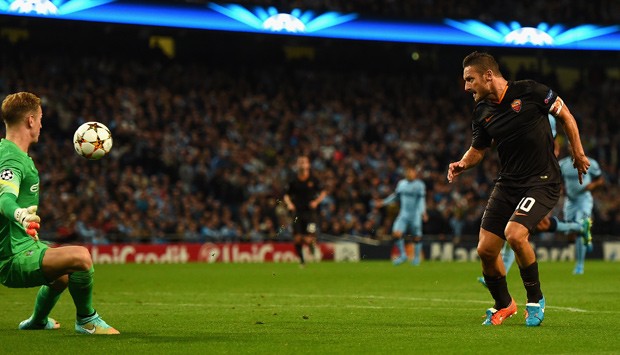 Gol diante do Manchester City, em 2014, o tornou o jogador mais velho a marcar na Champions League (Foto: Getty Images)