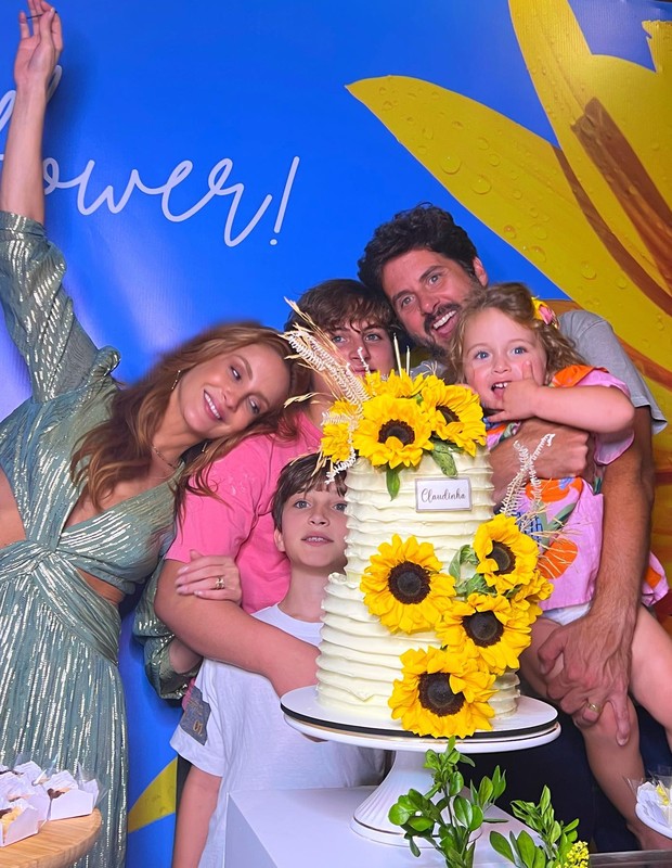 Claudia Leitte comemora seus 42 anos com o marido e os três filhos (Foto: Reprodução/Instagram)