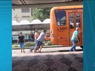 Vídeo flagra passageiros empurrando ônibus em Curitiba e viraliza na web