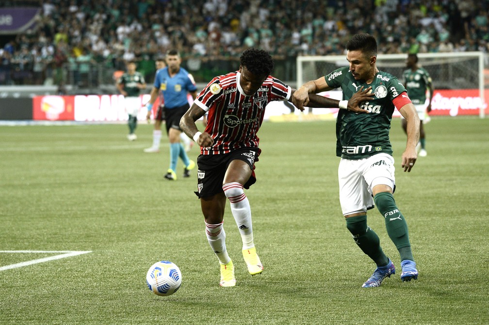 Arboleda e Willian em Palmeiras x São Paulo — Foto: Marcos Ribolli