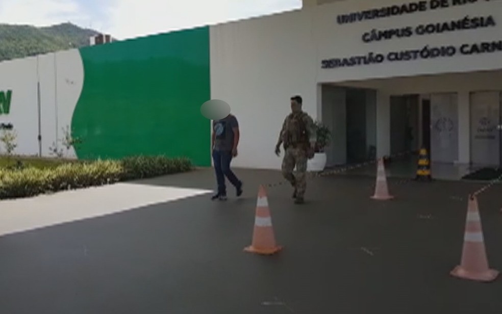 Aluno de medicina sendo levado para a delegacia após ser detido em Goianésia, Goiás — Foto: Reprodução/TV Anhanguera